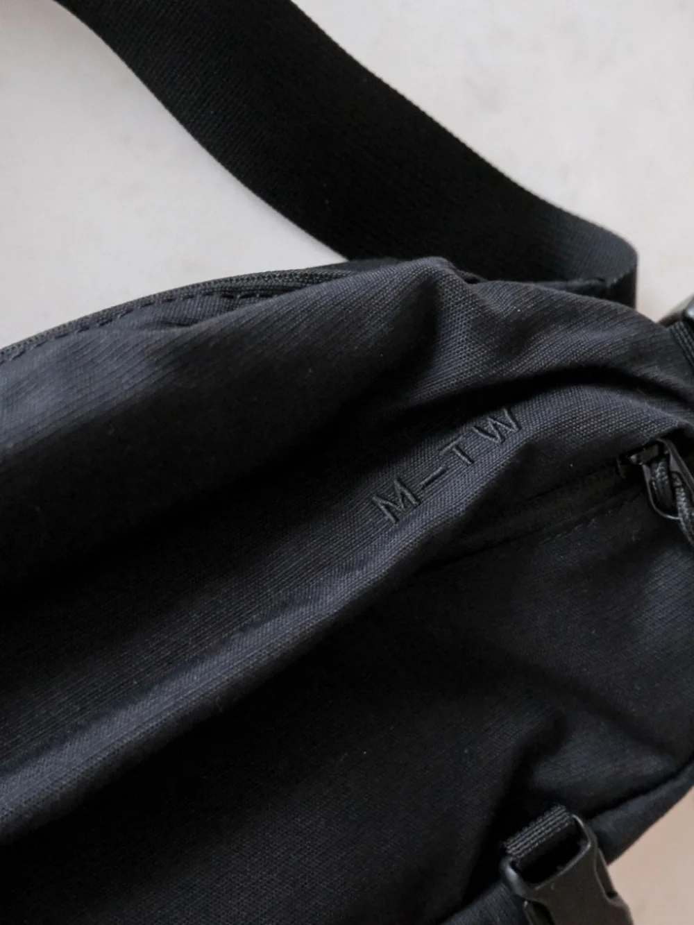 Moment Fanny sling 2L Black